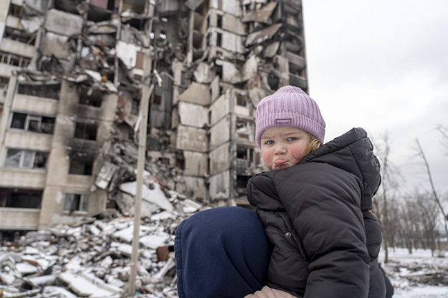 Trẻ em Ucraina và người thân trong cuộc chiến tranh. Ành: AP 